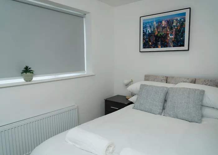 Double Bedroom Near Etihad And Coop Live With Free Parking, Shared Kitchen & Bathroom - Including Free 1-Hour Early Check-In Or Late Check-Out For Bookings Until July