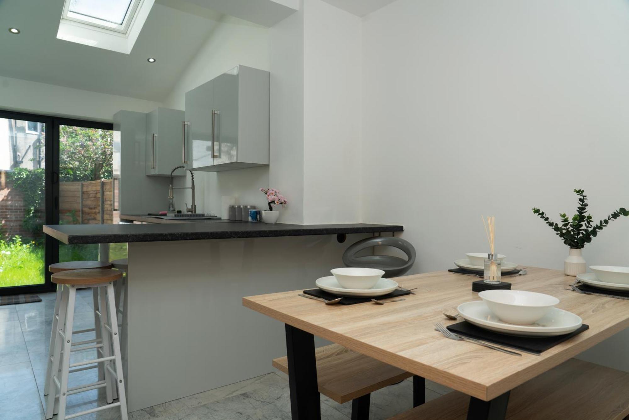 Double Bedroom Near Etihad And Coop Live With Free Parking, Shared Kitchen & Bathroom